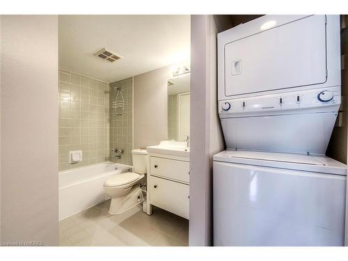 124-1496 Pilgrims Way, Oakville, ON - Indoor Photo Showing Laundry Room