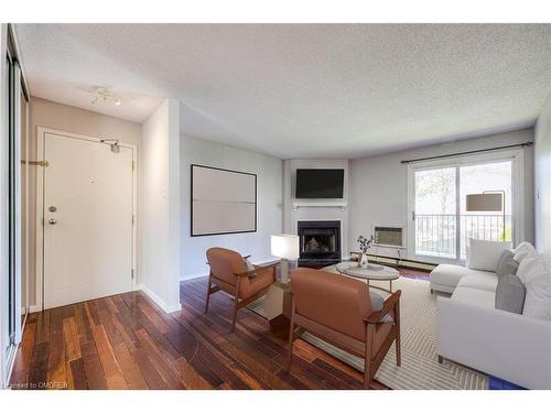 124-1496 Pilgrims Way, Oakville, ON - Indoor Photo Showing Living Room With Fireplace