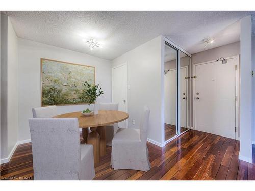 124-1496 Pilgrims Way, Oakville, ON - Indoor Photo Showing Dining Room