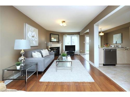 5863 Chalfont Crescent, Mississauga, ON - Indoor Photo Showing Living Room