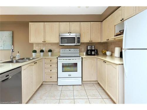 5863 Chalfont Crescent, Mississauga, ON - Indoor Photo Showing Kitchen With Double Sink