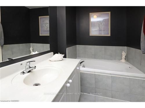 5863 Chalfont Crescent, Mississauga, ON - Indoor Photo Showing Bathroom