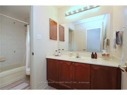 5863 Chalfont Crescent, Mississauga, ON - Indoor Photo Showing Bathroom