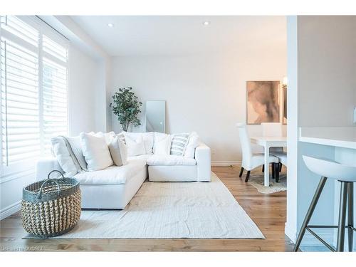 21-5056 New Street, Burlington, ON - Indoor Photo Showing Living Room