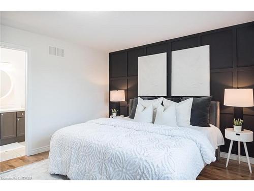 21-5056 New Street, Burlington, ON - Indoor Photo Showing Bedroom