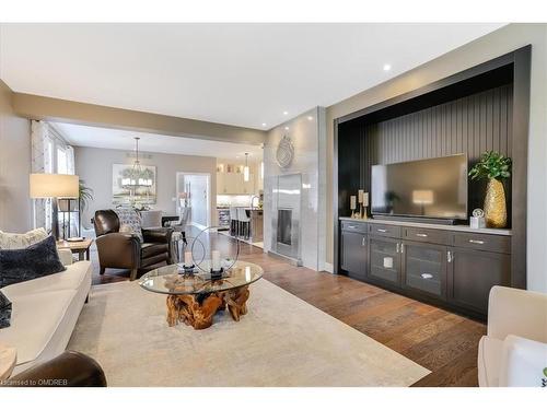 17 Hickory Drive, Rockwood, ON - Indoor Photo Showing Living Room