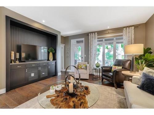 17 Hickory Drive, Rockwood, ON - Indoor Photo Showing Living Room