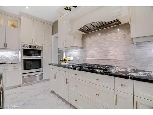 17 Hickory Drive, Rockwood, ON - Indoor Photo Showing Kitchen With Upgraded Kitchen