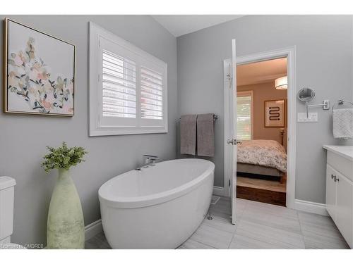 17 Hickory Drive, Rockwood, ON - Indoor Photo Showing Bathroom