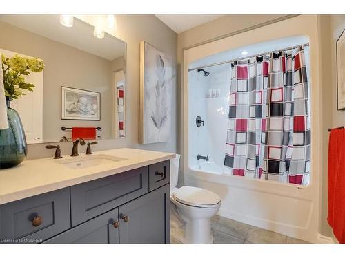 17 Hickory Drive, Rockwood, ON - Indoor Photo Showing Bathroom