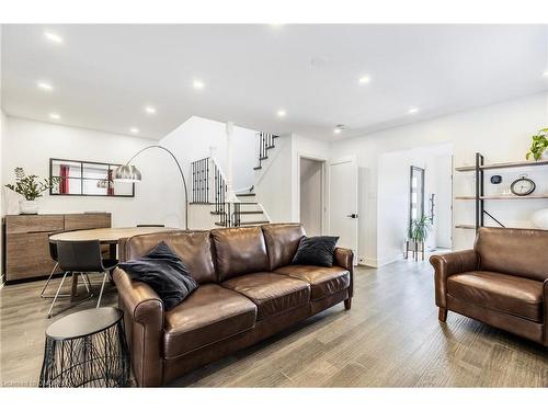 1355 Delco Court, Mississauga, ON - Indoor Photo Showing Living Room