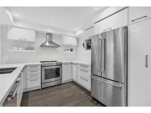 1355 Delco Court, Mississauga, ON - Indoor Photo Showing Kitchen With Stainless Steel Kitchen With Double Sink With Upgraded Kitchen