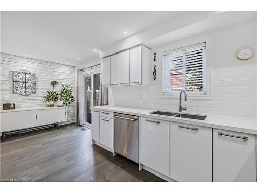 1355 Delco Court, Mississauga, ON - Indoor Photo Showing Kitchen With Double Sink With Upgraded Kitchen