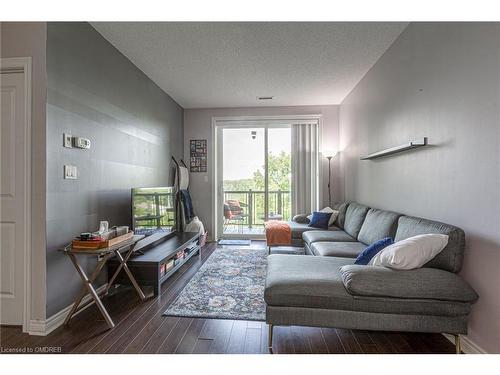 422-33 Whitmer Street, Milton, ON - Indoor Photo Showing Living Room