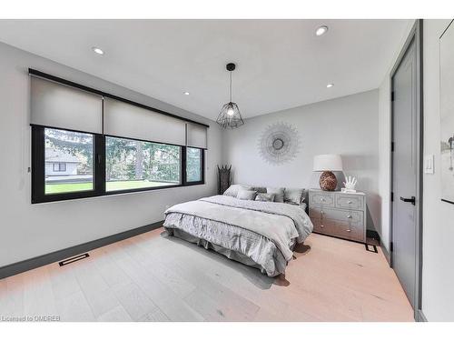 1617 Trotwood Avenue, Mississauga, ON - Indoor Photo Showing Bedroom