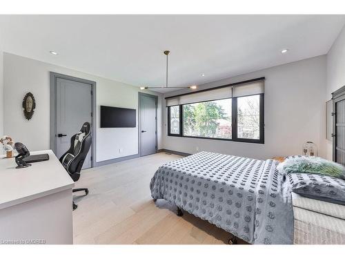 1617 Trotwood Avenue, Mississauga, ON - Indoor Photo Showing Bedroom