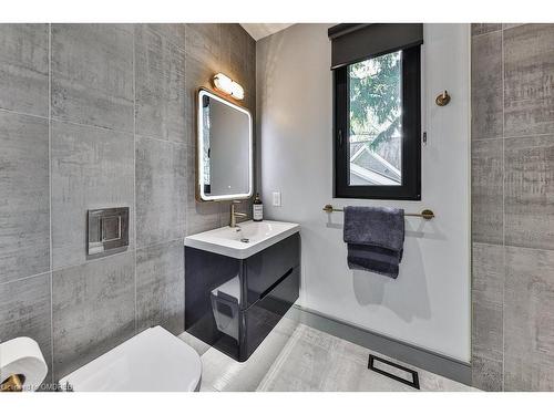 1617 Trotwood Avenue, Mississauga, ON - Indoor Photo Showing Bathroom