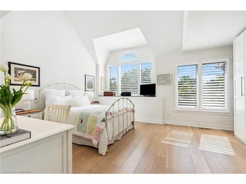 2329 Marine Drive, Oakville, ON - Indoor Photo Showing Bedroom