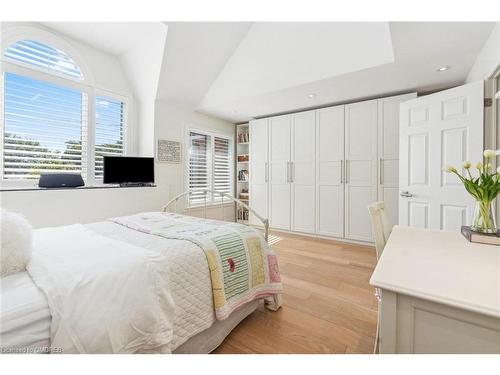 2329 Marine Drive, Oakville, ON - Indoor Photo Showing Bedroom