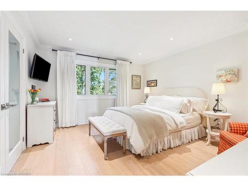 2329 Marine Drive, Oakville, ON - Indoor Photo Showing Bedroom