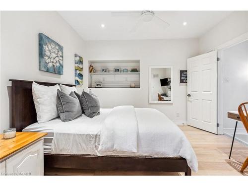 2329 Marine Drive, Oakville, ON - Indoor Photo Showing Bedroom