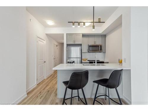 1001-450 Dundas Street E, Waterdown, ON - Indoor Photo Showing Kitchen