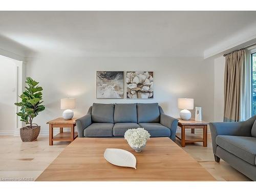 4504 Hawthorne Drive, Burlington, ON - Indoor Photo Showing Living Room