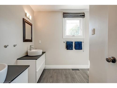 4504 Hawthorne Drive, Burlington, ON - Indoor Photo Showing Bathroom