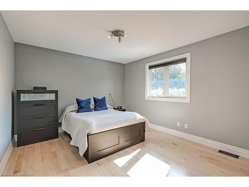 4504 Hawthorne Drive, Burlington, ON - Indoor Photo Showing Bedroom