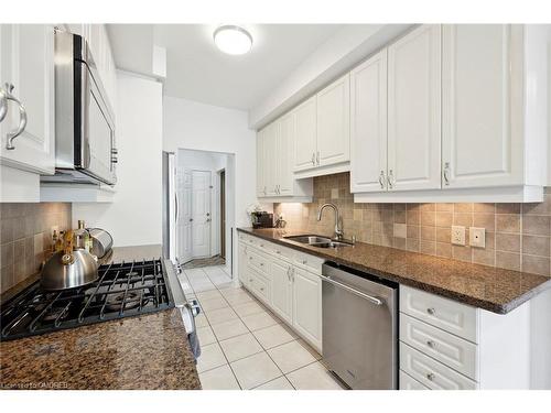 44-300 Ravineview Way, Oakville, ON - Indoor Photo Showing Kitchen With Double Sink