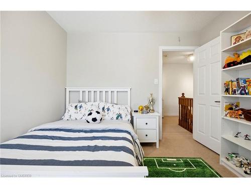 44-300 Ravineview Way, Oakville, ON - Indoor Photo Showing Bedroom