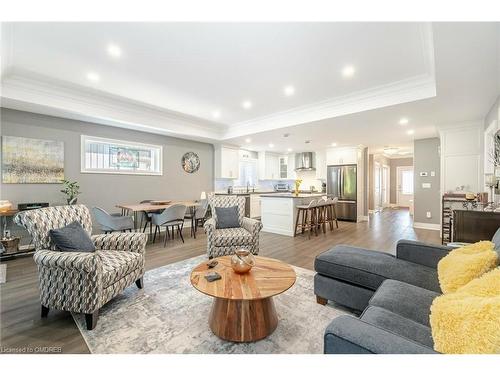 323 Regatta Drive, Welland, ON - Indoor Photo Showing Living Room