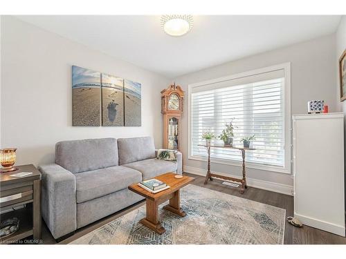 323 Regatta Drive, Welland, ON - Indoor Photo Showing Living Room