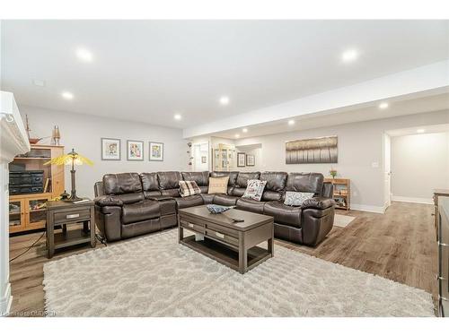 323 Regatta Drive, Welland, ON - Indoor Photo Showing Living Room