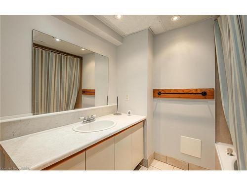 499 Scarborough Golf Club Road, Toronto, ON - Indoor Photo Showing Bathroom