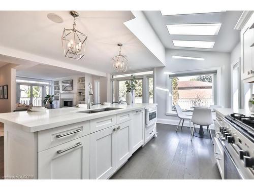 435 The Thicket, Mississauga, ON - Indoor Photo Showing Kitchen With Double Sink With Upgraded Kitchen