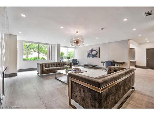 603-1270 Maple Crossing Boulevard, Burlington, ON - Indoor Photo Showing Living Room