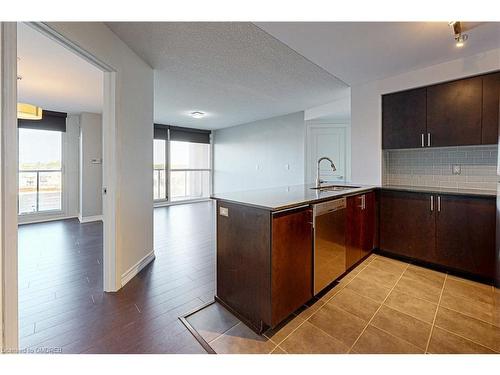 709-1940 Ironstone Drive, Burlington, ON - Indoor Photo Showing Kitchen