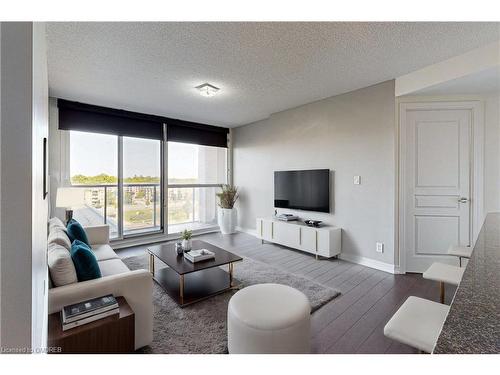 709-1940 Ironstone Drive, Burlington, ON - Indoor Photo Showing Living Room