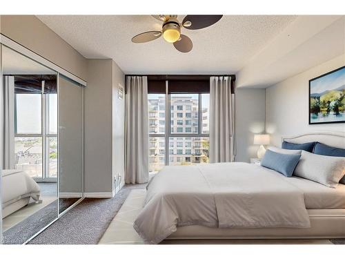 709-1940 Ironstone Drive, Burlington, ON - Indoor Photo Showing Bedroom