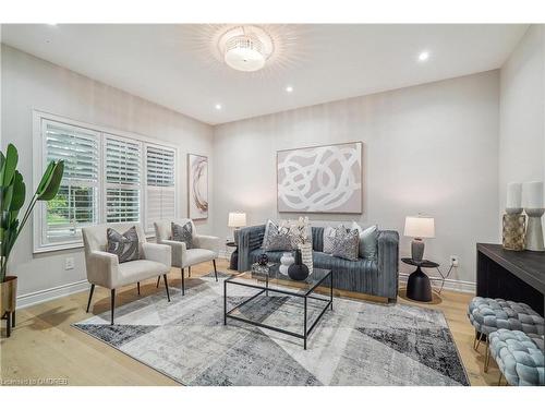 6886 Campbell Settler Court, Mississauga, ON - Indoor Photo Showing Living Room