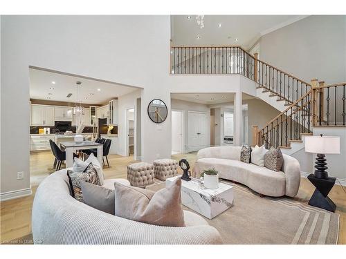 6886 Campbell Settler Court, Mississauga, ON - Indoor Photo Showing Living Room