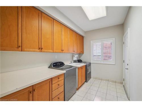 6886 Campbell Settler Court, Mississauga, ON - Indoor Photo Showing Kitchen