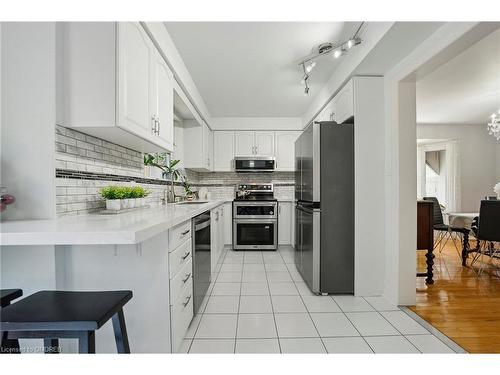 179 Romain Crescent, Oakville, ON - Indoor Photo Showing Kitchen With Upgraded Kitchen