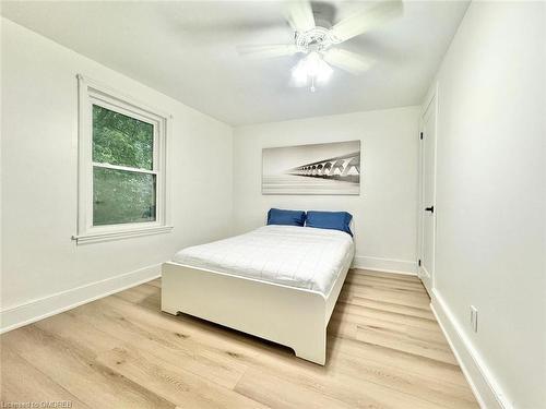 216 Hatt Street, Dundas, ON - Indoor Photo Showing Bedroom