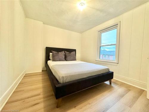 216 Hatt Street, Dundas, ON - Indoor Photo Showing Bedroom