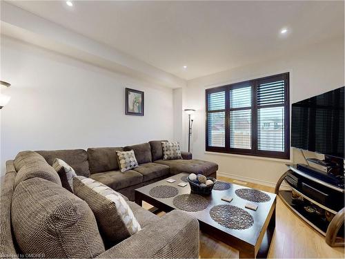 4 Hennessey Cres Crescent, Lindsay, ON - Indoor Photo Showing Living Room