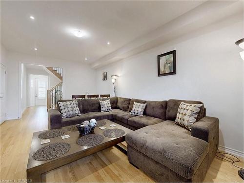 4 Hennessey Cres Crescent, Lindsay, ON - Indoor Photo Showing Living Room