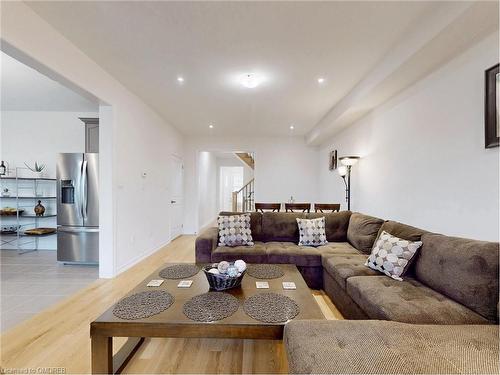 4 Hennessey Cres Crescent, Lindsay, ON - Indoor Photo Showing Living Room