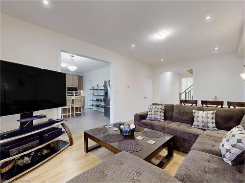 4 Hennessey Cres Crescent, Lindsay, ON - Indoor Photo Showing Living Room